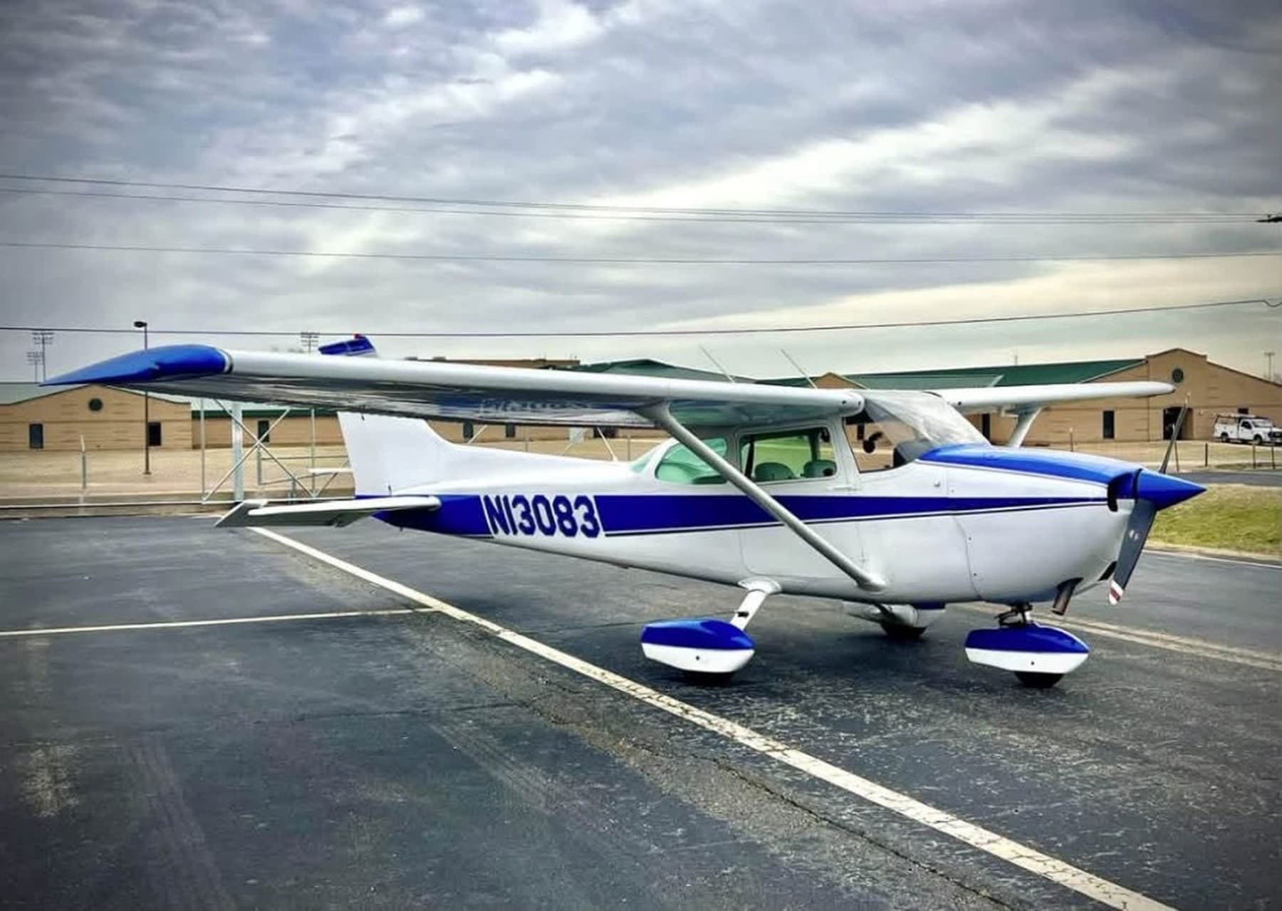 N13083 · Cessna 172M